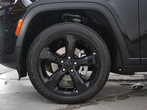 Used 2024 Jeep Grand Cherokee Altitude image 29