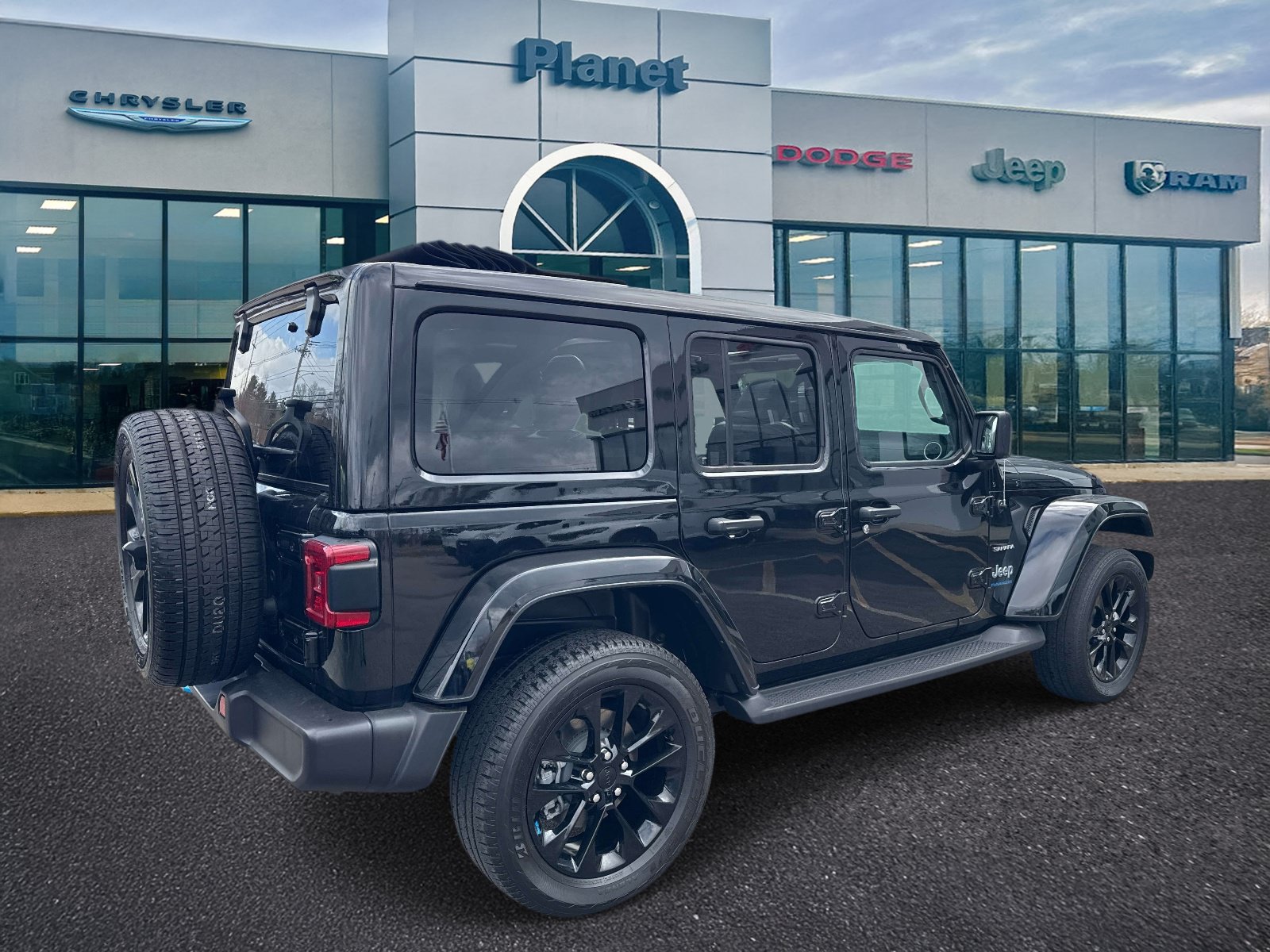 Used 2023 Jeep Wrangler Unlimited Sahara w/ Cold Weather Group AWD/4WD image 2
