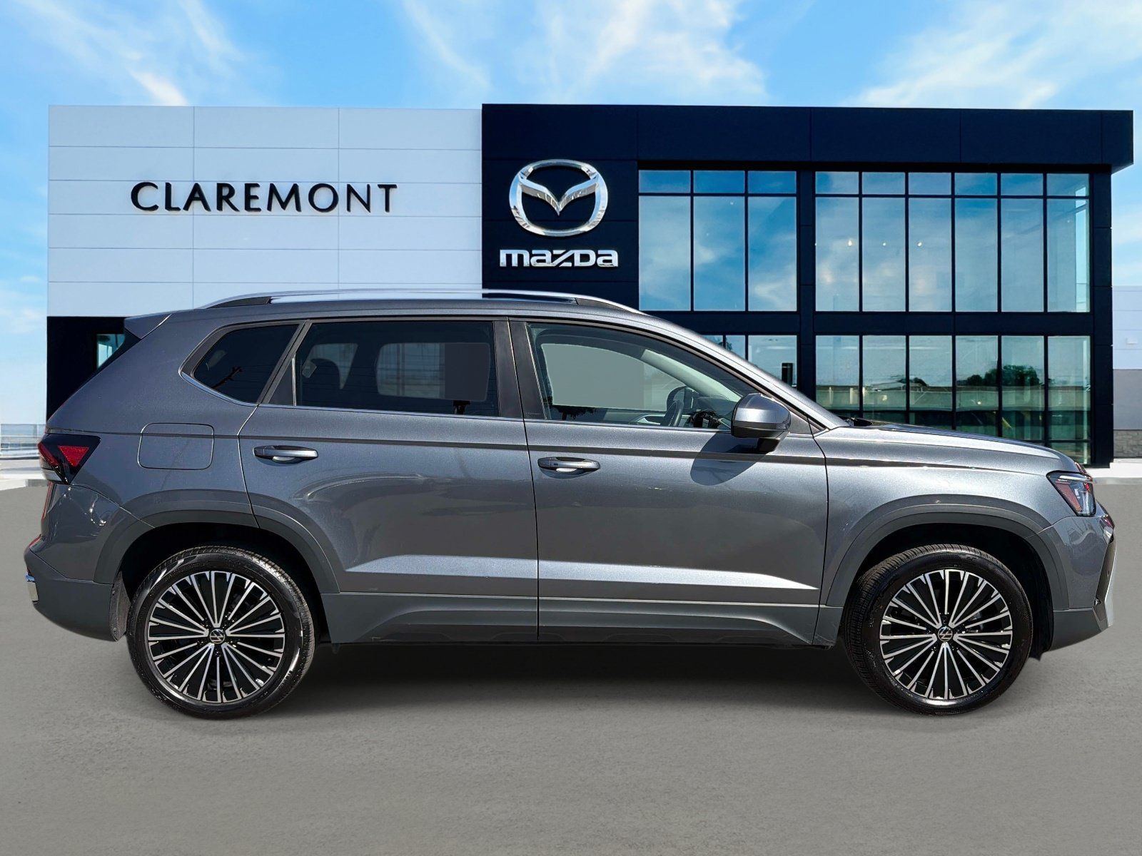 Used 2025 Volkswagen Taos SE FWD image 4