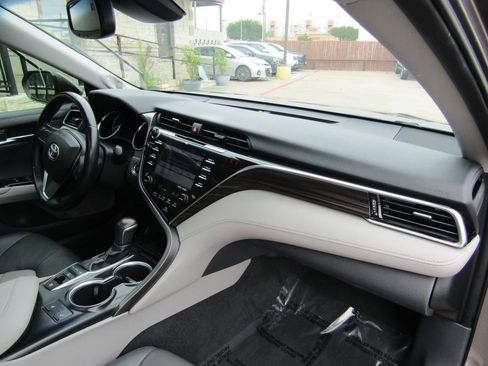 Used 2018 Toyota Camry XLE w/ Audio Package FWD image 11