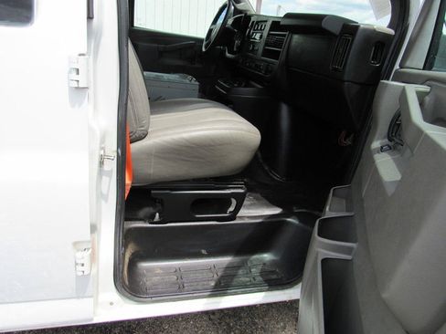 Used 2018 Chevrolet Express 2500 w/ Driver Convenience Package RWD image 13