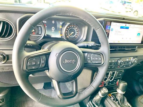 Used 2025 Jeep Gladiator Mojave w/ Convenience Group AWD/4WD image 29