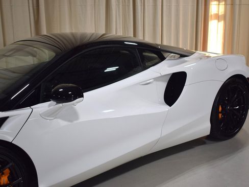 Used 2023 McLaren Artura image 2