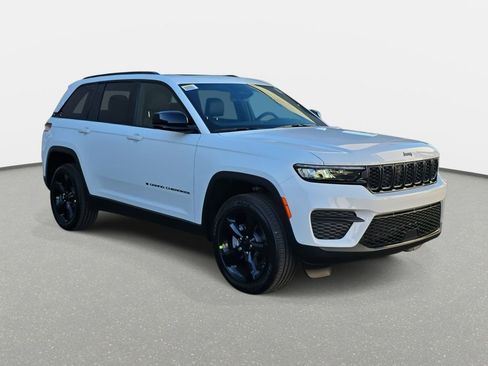 New 2025 Jeep Grand Cherokee Laredo image 3