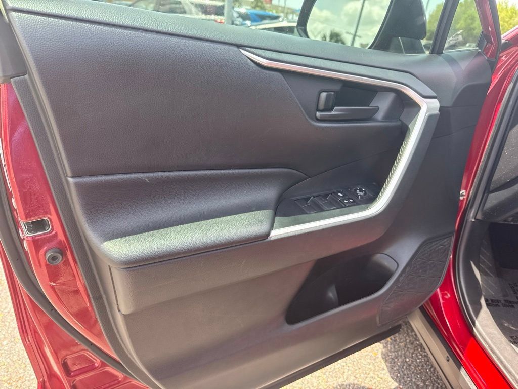 Used 2020 Toyota RAV4 LE FWD image 15