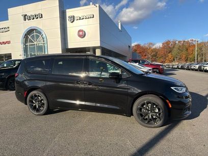 New 2026 Chrysler Pacifica Select w/ S Appearance Package