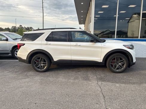 Used 2025 Ford Explorer ST-Line w/ ST-Line Street Pack image 13