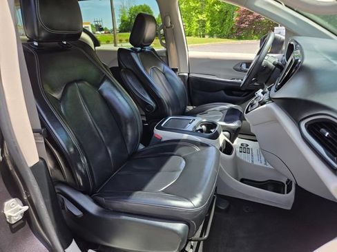 Used 2023 Chrysler Pacifica Touring-L FWD image 17