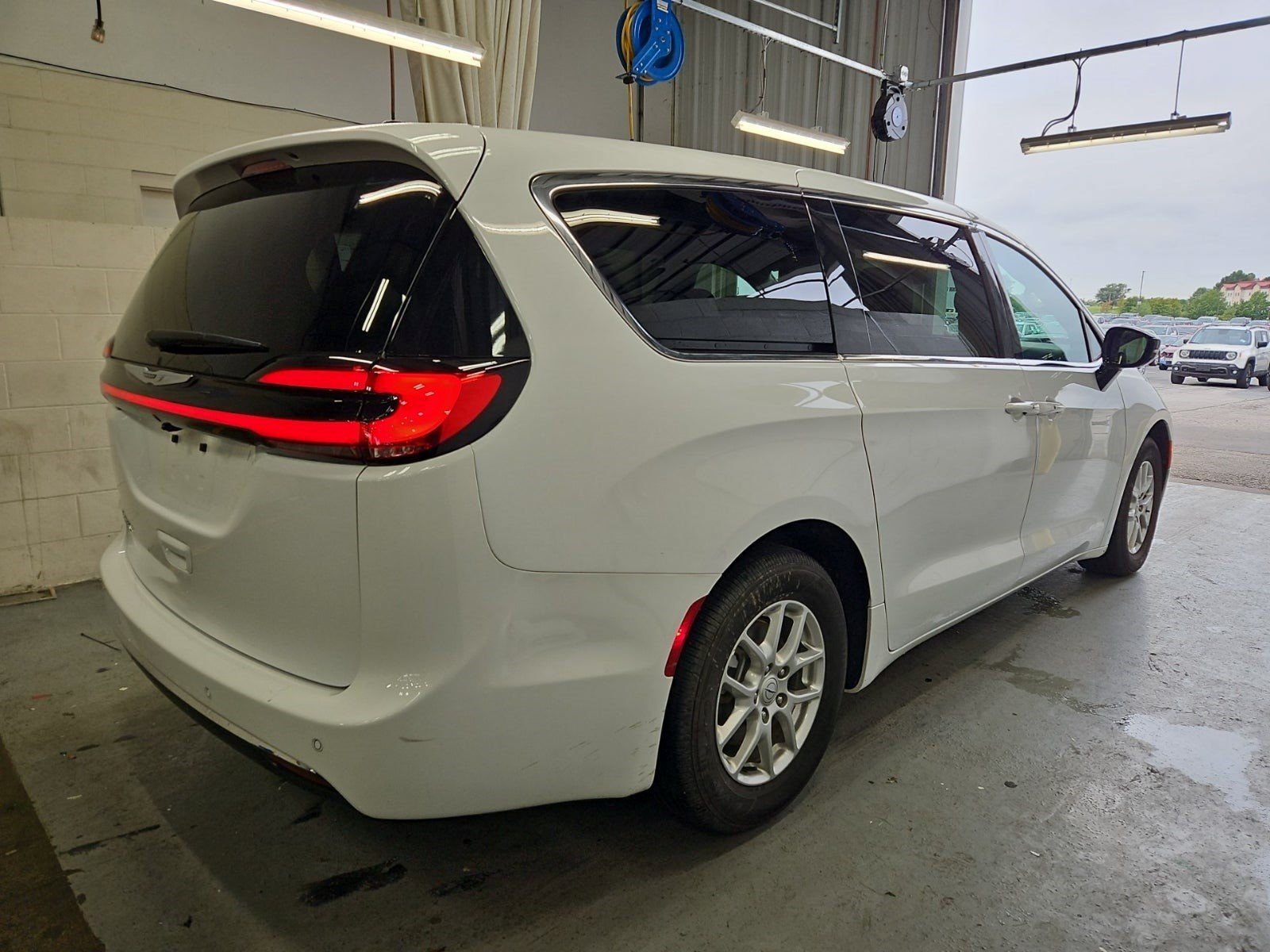 Used 2026 Chrysler Pacifica Select FWD image 6