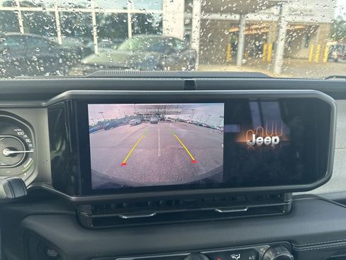 Used 2025 Jeep Wrangler Unlimited Sahara w/ Safety Group AWD/4WD image 15