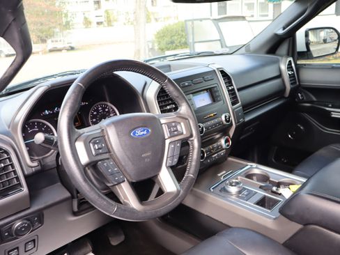 Used 2018 Ford Expedition XLT image 15