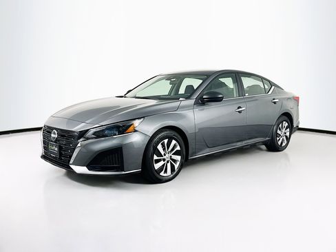 Used 2025 Nissan Altima 2.5 S image 3