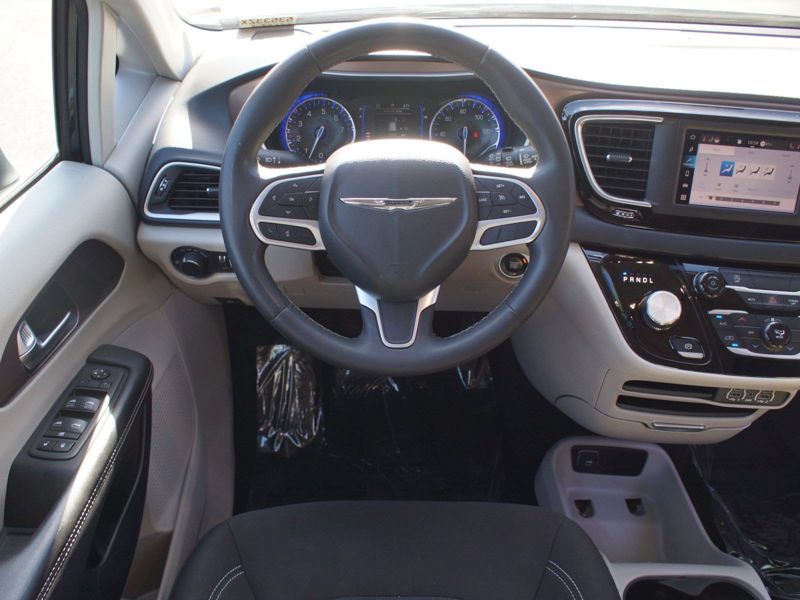 Used 2023 Chrysler Voyager LX FWD image 5