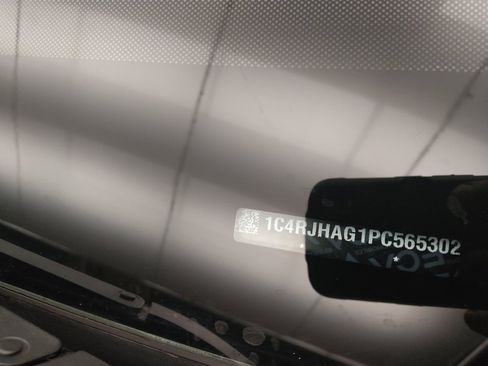 Used 2023 Jeep Grand Cherokee Laredo AWD/4WD image 33