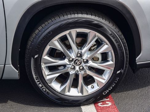 Used 2024 Toyota Highlander Limited image 11