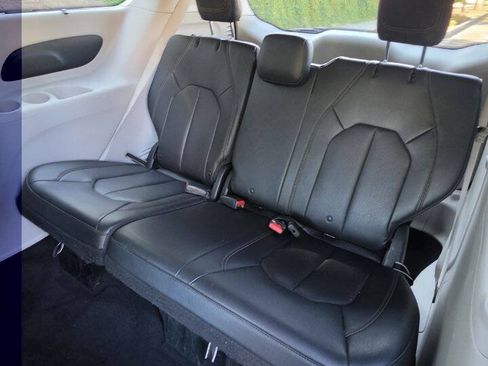 Used 2018 Chrysler Pacifica Touring-L FWD image 11