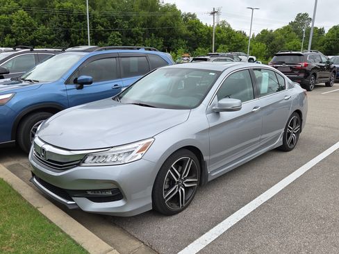 Used 2017 Honda Accord Touring image 4