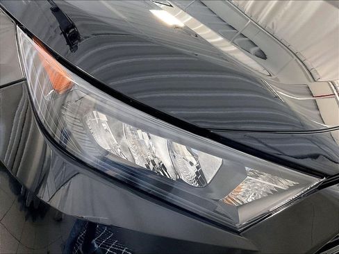 Used 2021 Toyota RAV4 LE AWD/4WD image 32