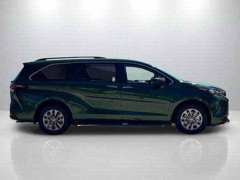 New 2026 Toyota Sienna XLE image 4