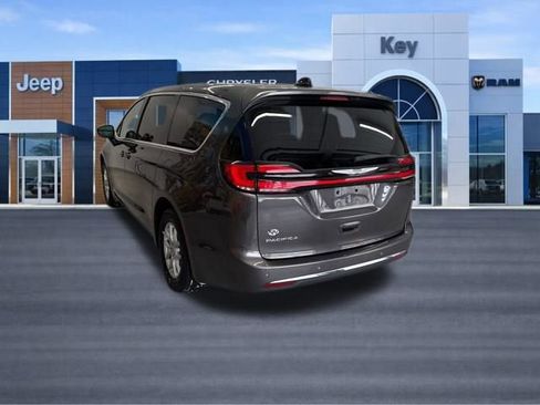 Used 2023 Chrysler Pacifica Touring-L image 3