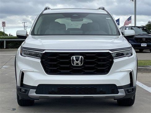 Used 2025 Honda Pilot Touring image 8