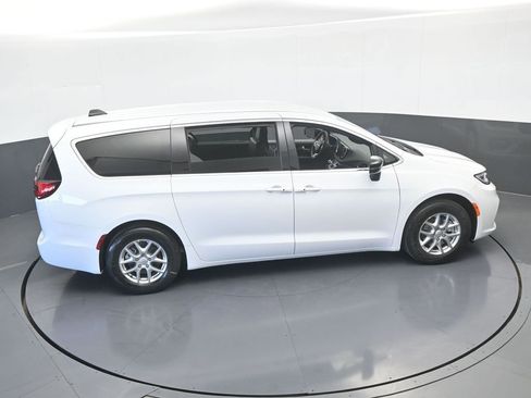 New 2026 Chrysler Pacifica Select image 50