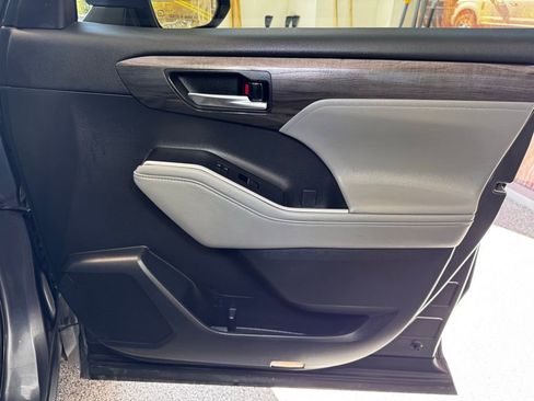 Used 2020 Toyota Highlander Limited image 52