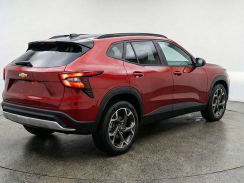 Used 2025 Chevrolet Trax LT FWD image 9