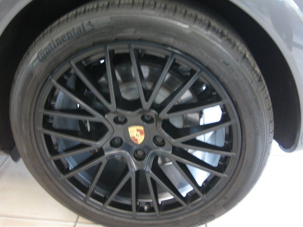 Used 2023 Porsche Cayenne GTS w/ Assistance Package AWD/4WD image 9