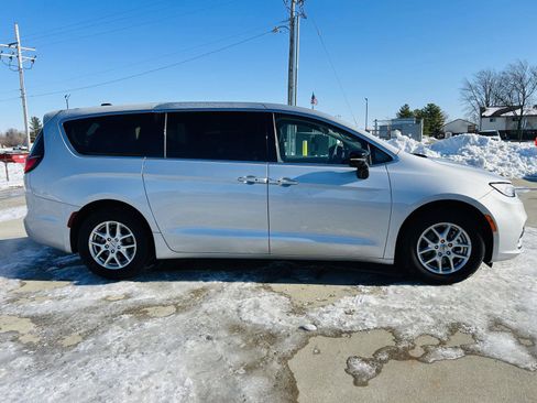 Used 2024 Chrysler Pacifica Touring-L image 40