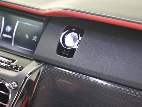 Certified 2021 Rolls-Royce Cullinan Black Badge AWD/4WD image 32