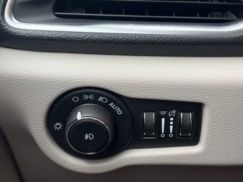 Used 2024 Chrysler Pacifica Limited FWD image 58