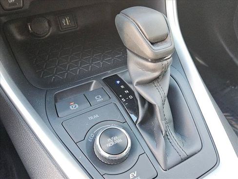 Used 2025 Toyota RAV4 XLE AWD/4WD image 12