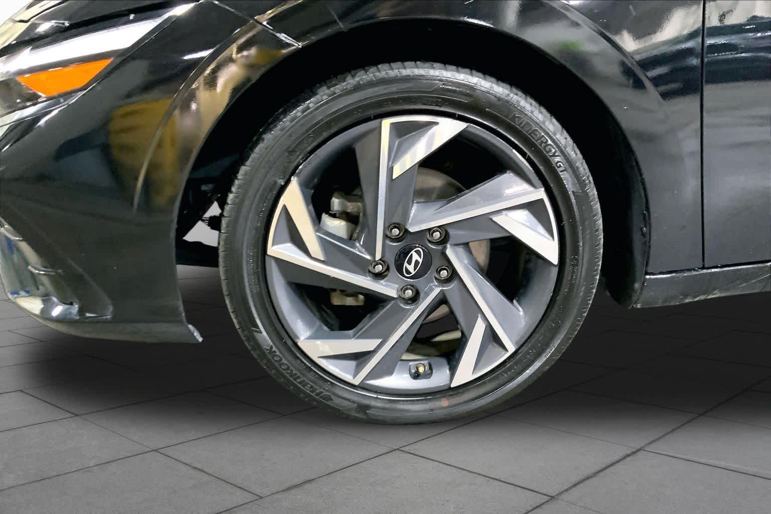 Used 2025 Hyundai Elantra Limited FWD image 11