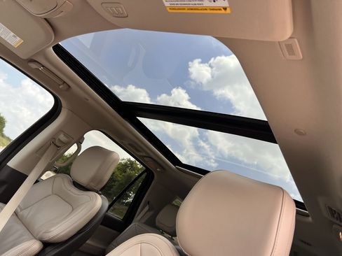 Used 2024 Lincoln Navigator Premiere AWD/4WD image 24