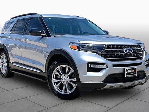 Used 2024 Ford Explorer XLT w/ Equipment Group 202A RWD image 3