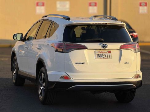 Used 2017 Toyota RAV4 XLE FWD image 11