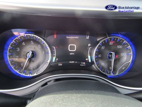 Used 2025 Chrysler Pacifica Limited FWD image 17