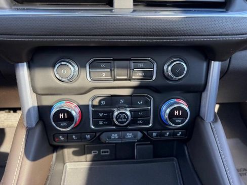 Used 2023 GMC Yukon SLT w/ SLT Premium Package AWD/4WD image 18