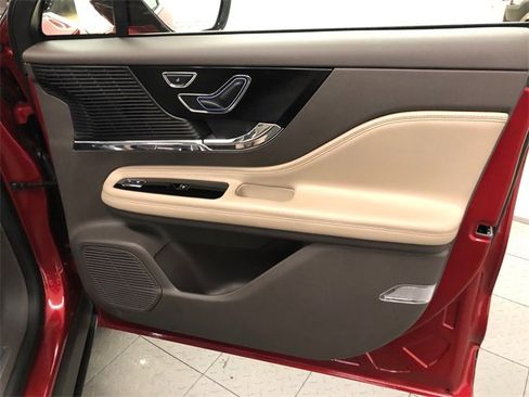 Used 2022 Lincoln Corsair AWD w/ Premium Package image 34