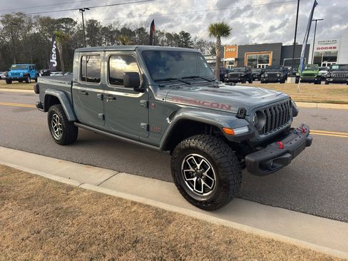 Used 2025 Jeep Gladiator Rubicon image 2