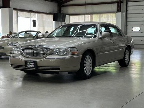 Used 2004 Lincoln Town Car Executive image 5