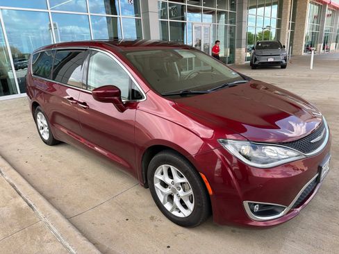 Used 2018 Chrysler Pacifica Touring Plus w/ Tire & Wheel Group FWD image 23