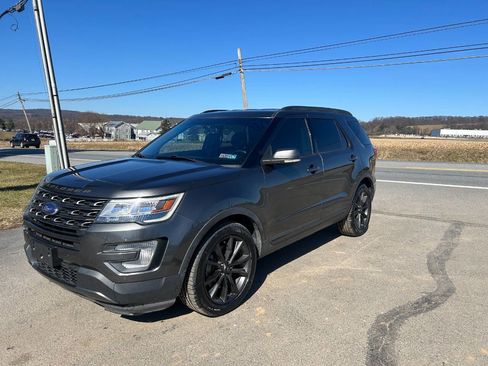 Used 2017 Ford Explorer XLT w/ Equipment Group 202A image 4