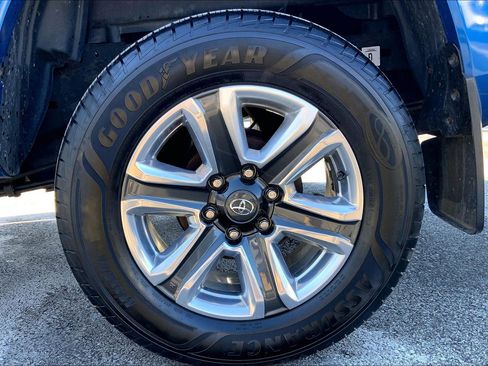 Used 2017 Toyota Tacoma Limited w/ Tow Package image 10