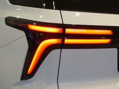 Used 2025 Chevrolet Traverse LT w/ LPO, Floor Liner Package image 32