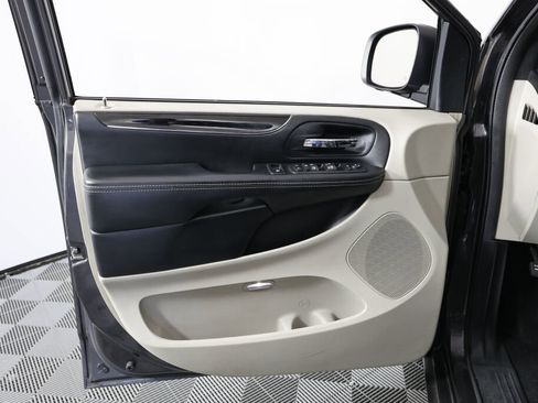 Used 2017 Dodge Grand Caravan SXT FWD image 12