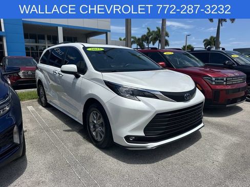 Used 2025 Toyota Sienna XLE FWD image 1