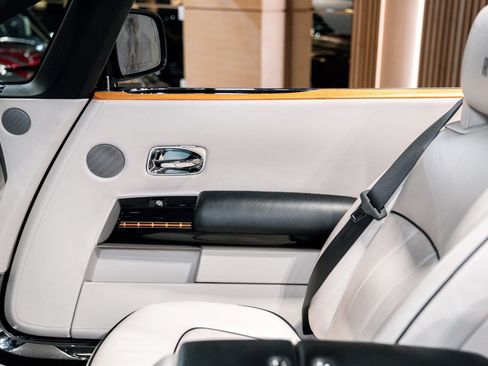 Used 2015 Rolls-Royce Phantom Drophead Coupe image 18