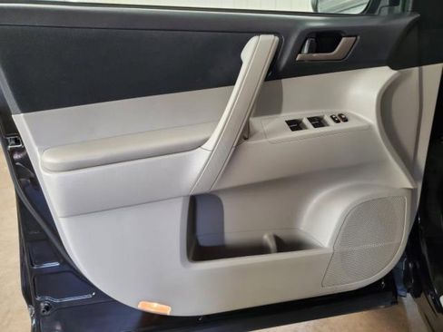 Used 2012 Toyota Highlander FWD w/ Tech Pkg image 12